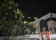 PENANGANAN : Sejumlah Petugas BPBD Kabupaten Sukabumi dan P2BK Cidahu pada saat melakukan penanganan rumah yang terdampak angin Puting Beliung