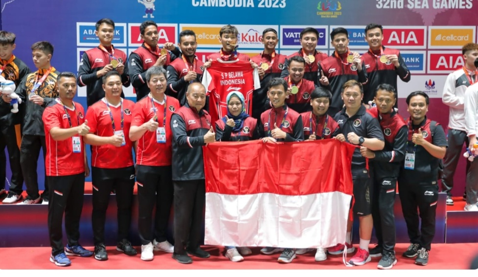 Sempat kalah di partai pertama, tim bulu tangkis beregu putra Indonesia berhasil meraih medali emas SEA Games 2023 Kamboja setelah singkirkan Malaysia.