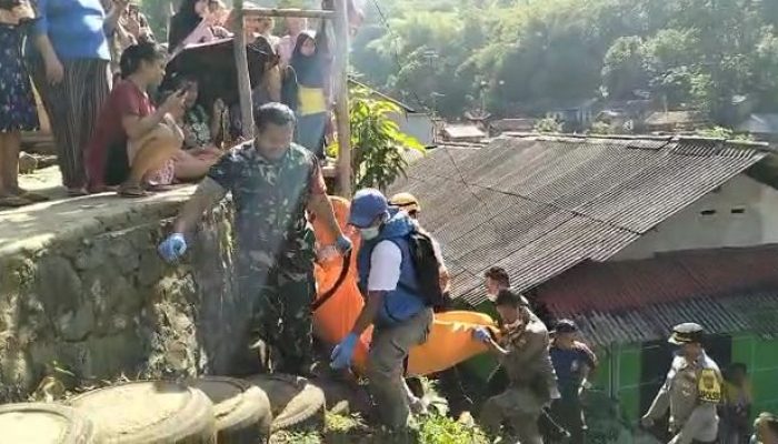 Geger, Warga Cibadak Temukan Jasad Tukang Jualan Buah Dipinggir Sungai
