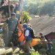DIEVAKUASI : Petugas gabungan saat mengevakuasi jasad Ibu Yoyoh (65) yang ditemukan tergeletak di sekitaran pinggiran sungai Cikalowing, tepatnya di Kampung Babakan Panjang, RT 01/RW 29, Kelurahan Cibadak, Kecamatan Cibadak, Kabupaten Sukabumi pada Rabu (31/05) pagi.(FOTO : UNTUK RADAR SUKABUMI)