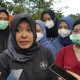 DIWAWANCARAI: dr. spesialis forensik RSUD R Syamsudin SH Kota Sukabumi, Nurul Aida Fathya saat diwawancarai Radar Sukabumi usia melakukan ekshumasi pada jasad MHD (9) siswa kelas II SD di wilayah Kecamatan Sukaraja pada Rabu (31/05).(FOTO : DENDI/RADAR SUKABUMI)