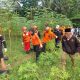 DITEMUKAN : Tim SAR gabungan saat mengevakuasi Afika Lintang Zulfana (8) satu dari dua korban lakan sungai Cimandiri pada Sabtu (20/05) sore. (FOTO : UNTUK RADAR SUKABUMI)
