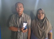 MENUNJUKAN : Orang tua korban saat memperlihatkan foto korban kepada Radar Sukabumi, Rabu (24/5).