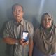 MENUNJUKAN : Orang tua korban saat memperlihatkan foto korban kepada Radar Sukabumi, Rabu (24/5).