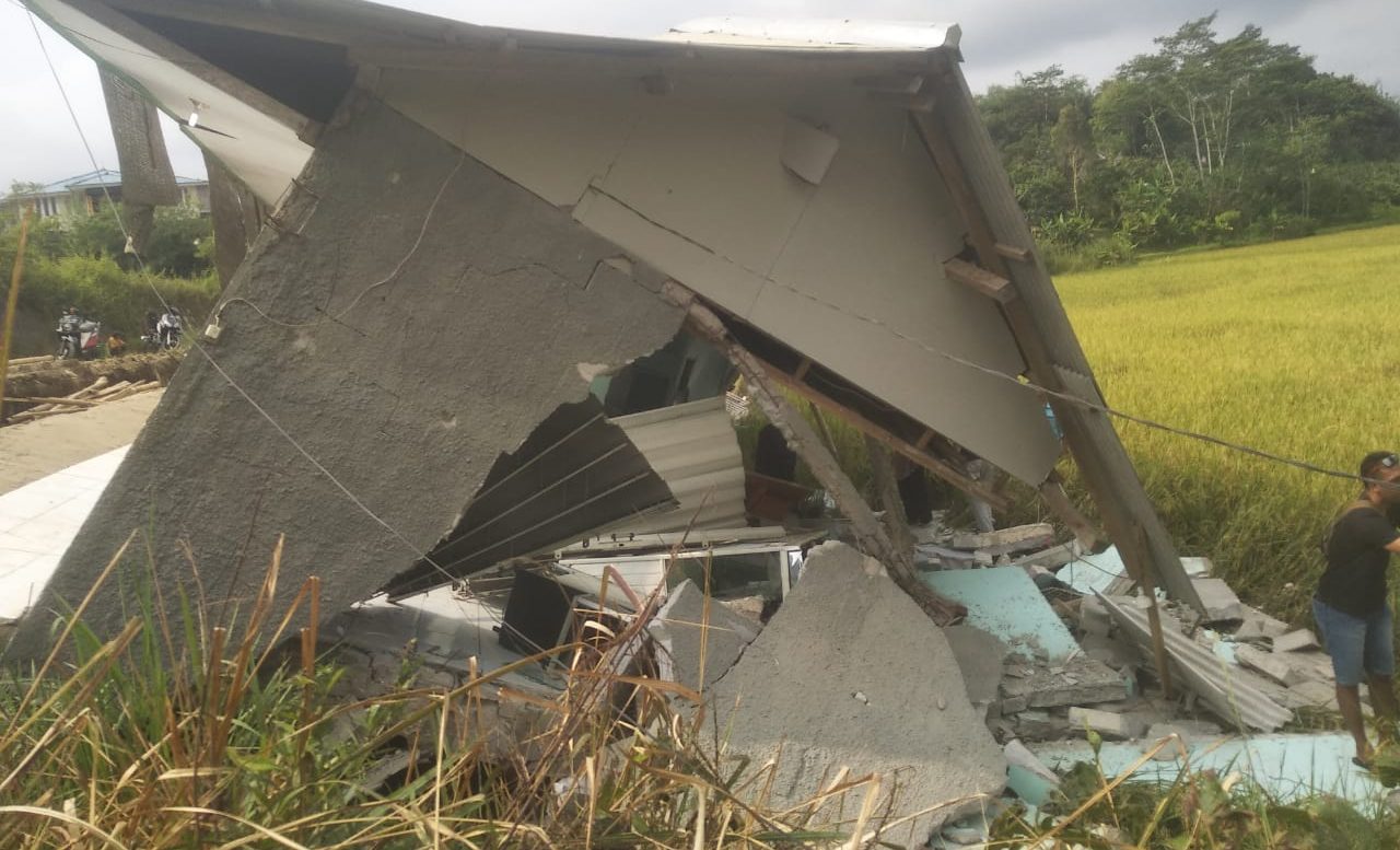 Satu buah ruko yang berlokasi di Kampung Saronge RT (07 /03) Desa Cibitung Kecamatan Sagaranten Kabupaten Sukabumi Ambruk