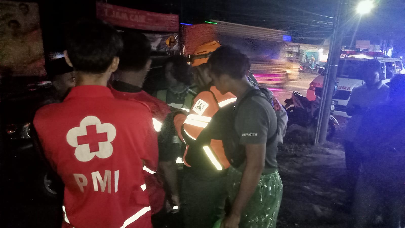 PENCARIAN : Petugas gabungan saat koordinasi untuk melakukan pencarian seorang petugas surveyer dari yang dikabarkan tenggelam di sungai Jembatan Cikukulu, Desa Cibolang Kaler, Kecamatan Cisaat pada Jumat (05/05) malam.