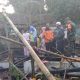 PENDATAAN : Salah seorang pemilik rumah korban kebakaran di di Kampung Cipicung RT (01/01) Desa/Kecamatan Ciambar Kabupaten Sukabumi saat berbicang dengan petugas. (Foto : P2BK)