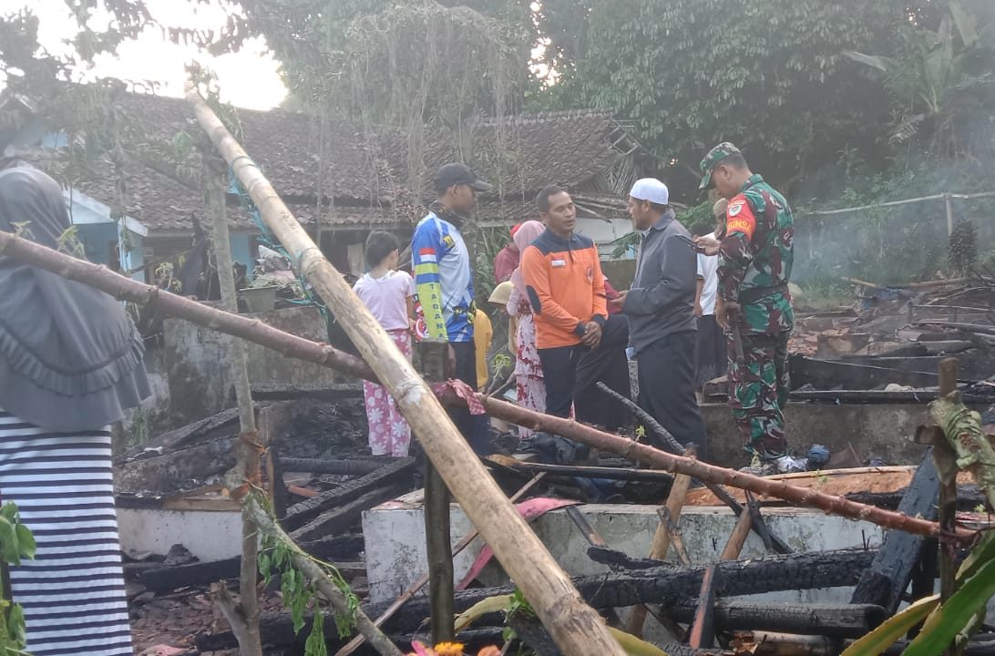 PENDATAAN : Salah seorang pemilik rumah korban kebakaran di di Kampung Cipicung RT (01/01) Desa/Kecamatan Ciambar Kabupaten Sukabumi saat berbicang dengan petugas. (Foto : P2BK)