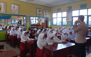 PENYULUHAN: Kasat Binmas Polres Sukabumi Kota, AKP Enita Cahyawati, saat memberikan penyuluhan kepada para siswa SD di salah satu sekolah yang ada di wilayah Kecamatan Sukaraja pada Selasa (23/05).(FOTO: UNTUK RADAR SUKABUMI)