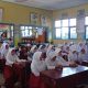 PENYULUHAN: Kasat Binmas Polres Sukabumi Kota, AKP Enita Cahyawati, saat memberikan penyuluhan kepada para siswa SD di salah satu sekolah yang ada di wilayah Kecamatan Sukaraja pada Selasa (23/05).(FOTO: UNTUK RADAR SUKABUMI)