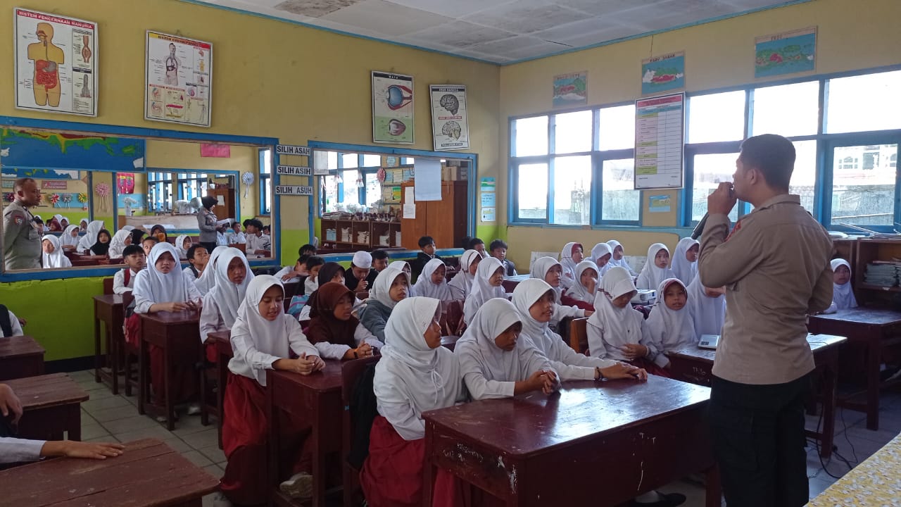 PENYULUHAN: Kasat Binmas Polres Sukabumi Kota, AKP Enita Cahyawati, saat memberikan penyuluhan kepada para siswa SD di salah satu sekolah yang ada di wilayah Kecamatan Sukaraja pada Selasa (23/05).(FOTO: UNTUK RADAR SUKABUMI)