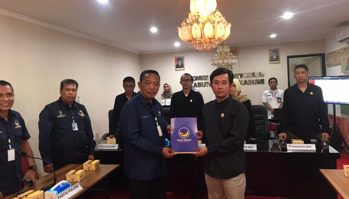 MENDAFTAR : Ketua DPD Partai NasDem Kabupaten Sukabumi, Ucok Haris Maulana Yusuf saat menyerahkan pendaftaran ke KPU Kabupaten Sukabumi. 