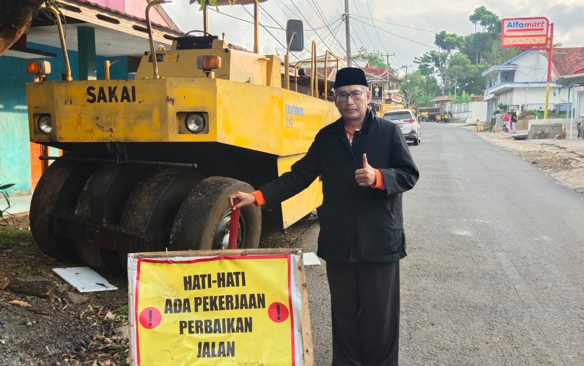 Abdul Muiz saat melakukan pemantauan rehabilitasi atau perbaikan jalan yang berstatus jalan provinsi