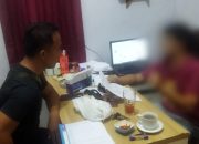 Polisi saat melakukan pemeriksaan terhadap terduga pelaku yang mengonsumsi ganja di Jampang Kulon