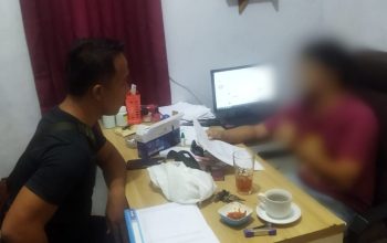 Polisi saat melakukan pemeriksaan terhadap terduga pelaku yang mengonsumsi ganja di Jampang Kulon
