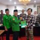 SIMBOLIS : Ketua DPC PPP Kabupaten Sukabumi Dedi Damhudi, saat menyerahkan berkas pengajuan Bacaleg di kantor KPU Kabupaten Sukabumi pada Jumat (14/05) sore.(FOTO : DENDI/RADARSUKABUMI)
