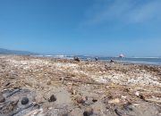 KOTOR : Kondisi pantai Talanca Loji, Desa Loji, Kecamatan Simpenan, Kabupaten Sukabumi banyak sampah.(FOTO : NANDI/RADARSUKABUMI)
