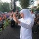 Khofifah saat menyapa para buruh yang melakukan aksi di depan kantor Gubernur, Jalan Pahlawan, Senin, 1 Mei 2023.-Humas Pemprov Jatim-