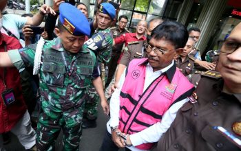 Menkominfo Johnny G Plate saat ditahan dan digiring ke Rutan Salemba atas kasus korupsi BTS Bakti Kominfo, Rabu 17 Mei 2023. -Ricardo/JPNN.com-