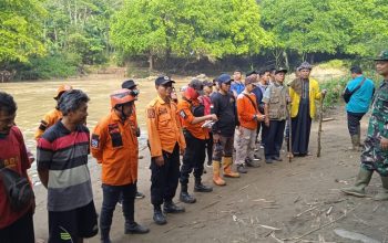 Tim SAR Gabungan pada saat akan melakukan pencarian Dua Bocah Sukabumi yang Hilang Tenggelam di Sungai Cimandiri