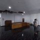 RUSAK : Kondisi Plafon lobi ruang badan musyawarah DPRD Kabupaten Sukabumi yang ambruk.(FOTO : NANDI/ RADARSUKABUMI)