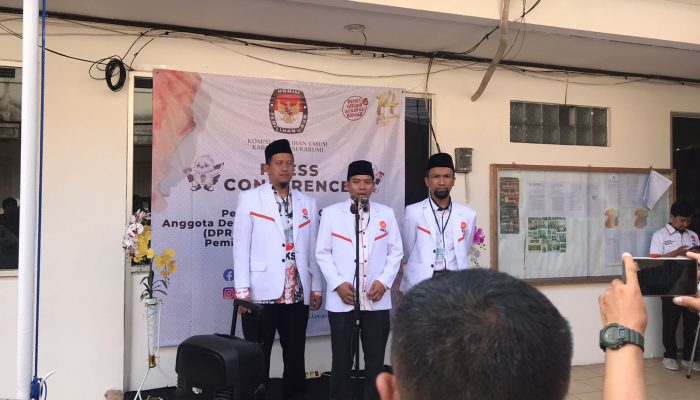 MENDAFTAR : Ketua DPD PKS Kabupaten Sukabumi M Sodikin saat memberikan keterangan Persnya usai  melakukan pendaftaran 50 Bacalegnya ke KPU Kabupaten Sukabumi pada Rabu, (10/05/2023)
