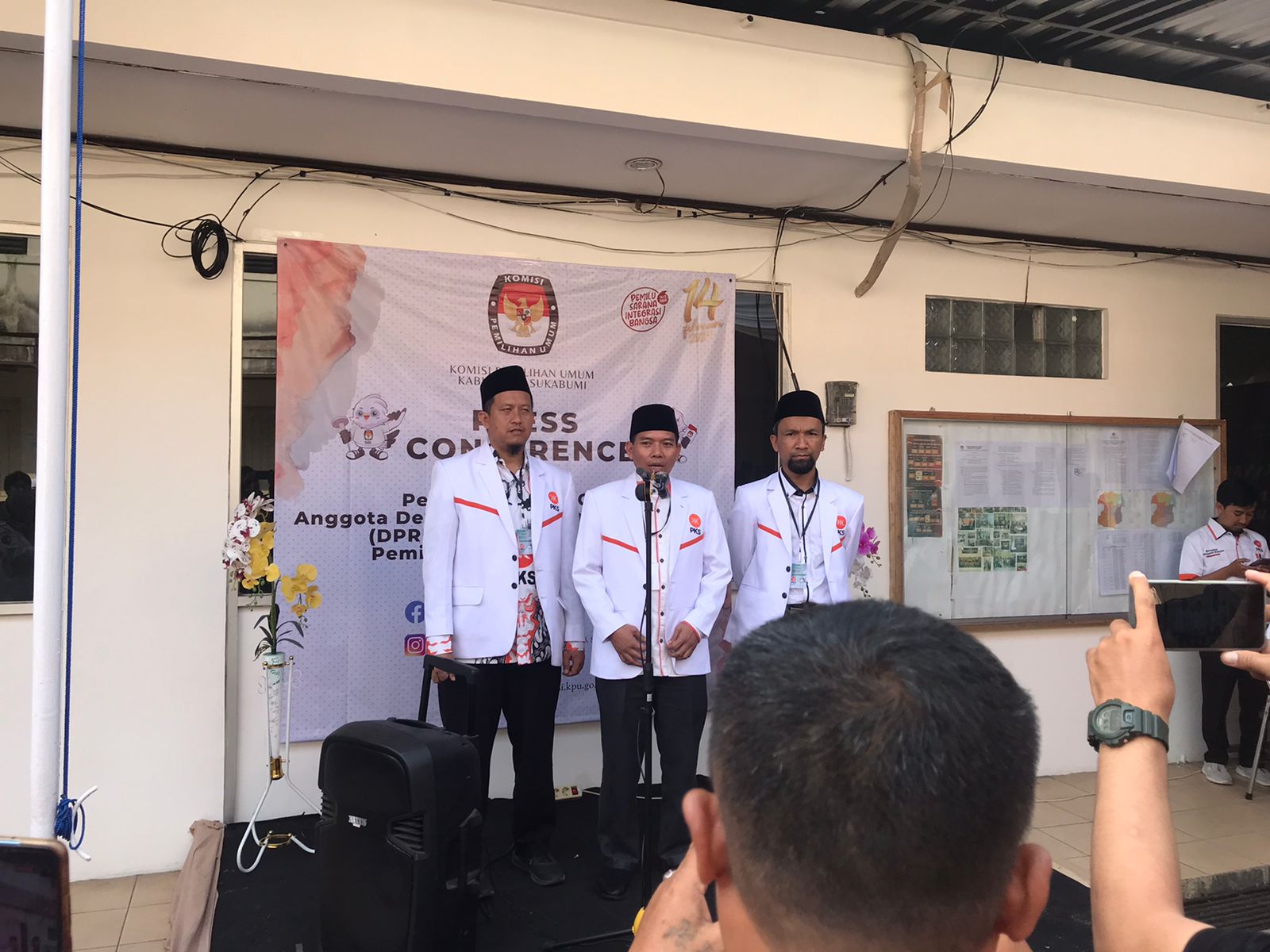 MENDAFTAR : Ketua DPD PKS Kabupaten Sukabumi M Sodikin saat memberikan keterangan Persnya usai  melakukan pendaftaran 50 Bacalegnya ke KPU Kabupaten Sukabumi pada Rabu, (10/05/2023)