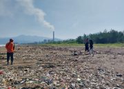 Jajaran pemda saat meninjau tumpukan sampah di pantai Talanca Loji. Kamis, (25/5)