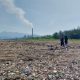 Jajaran pemda saat meninjau tumpukan sampah di pantai Talanca Loji. Kamis, (25/5)