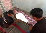 Petugas saat melihat kondisi korban tersambar petir di Indramayu, Jawa Barat, Kamis (4/5/2023