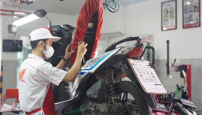 Mekanik sepeda motor Honda