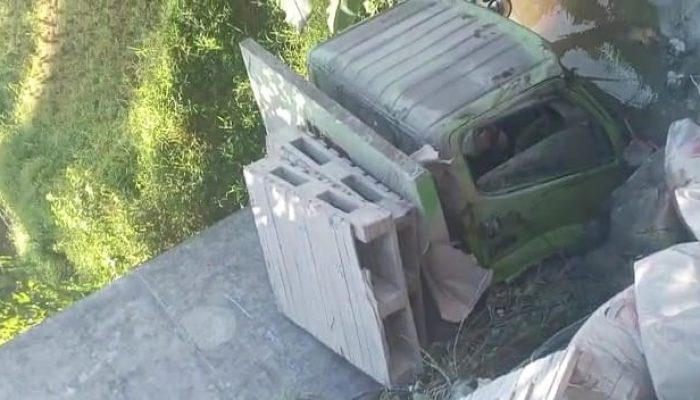 Ngantuk, Truk Pengangkut Semen Terjun ke Jurang
