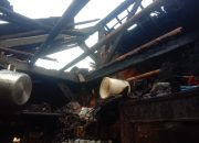 Kondisi bangunan rumah milik tukang jahit, Adin (50) asal warga Kampung Cigarung, RT 03/RW 07, Desa Parakanlima, Kecamatan Cikembar, Kabupaten Sukabumi, terbakar.