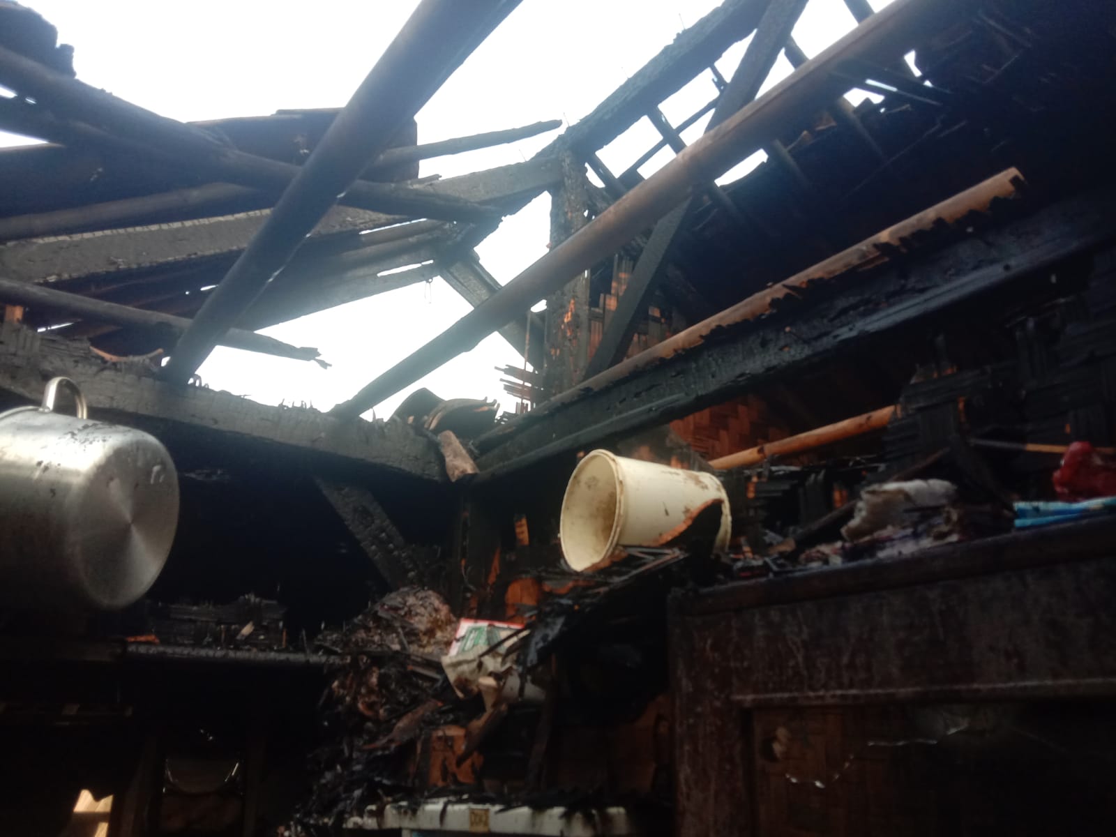 Kondisi bangunan rumah milik tukang jahit, Adin (50) asal warga Kampung Cigarung, RT 03/RW 07, Desa Parakanlima, Kecamatan Cikembar, Kabupaten Sukabumi, terbakar.
