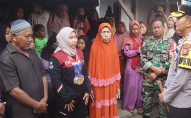 Kapolres Karawang, AKBP Wirdhanto Hadicaksono, saat mengunjungi Andriani, atlet cabang olahraga kriket asal Karawang pada SEA Games 2023 di Kamboja. (ANTARA/HO-Polres Karawang)