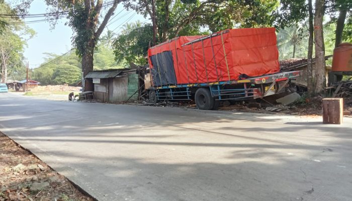 Ngantuk, Truk Muatan AMDK Seruduk Warung Kopi di Cikembar Sukabumi