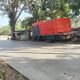 RUSAK : Suasana bangunan warung kopi yang rusak setelah diseruduk truk di Jalan Raya Pelabuhan II, Kilometer 16, Kampung Pasirgabig, RT 02/RW 03, Desa Bojongkembar, Kecamatan Cikembar, Kabupaten Sukabumi pada Rabu (03/05) dini hari.(foto : ist)