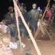 DITERTIBKAN : Petugas gabungan saat menertibkan tambang emas ilegal di diareal Kehutanan Blok Cibuluh, Desa Ciemas, Kabupaten Sukabumi pada Sabtu (13/05) sekira pukul 17.50 WIB.