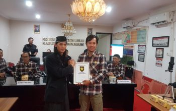 OPTIMIS : DPD Partai Ummat Kabupaten, saat mendaftarkan bacaleg untuk ikut bertarung pada Pemilu 2024 di KPU Kabupaten Sukabumi pada Minggu (14/05) siang.(FOTO: DENDI/RADAR SUKABUMI)