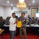 PEDAFTARAN : DPD Partai Perindo Kabupaten Sukabumi, saat memberikan berkas pengajuan Bacaleg di kantor KPU Kabupaten, Kelurahan/Kecamatan Cibadak pada Minggu (14/05) sore.(FOTO : DENDI/RADAR SUKABUMI)