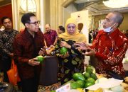 Gubernur Jawa Timur Khofifah Indar Parawansa saat berada di Hotel Regal Hong Kong, Senin (15/5), misi dagang dan investasi ini mempertemukan peaku usaha Jatim dan Hong Kong.
