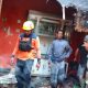 KEBAKARAN : Sejumlah petugas saat melakukan evakuasi di lokasi rumah terbakar di Kampung Awilega RT (01/08) Desa Ginanjar Kecamatan Ciambar Kabupaten Sukabumi, terbatas pada Senin (29/05/2023).(foto :P2BK Ciambar)