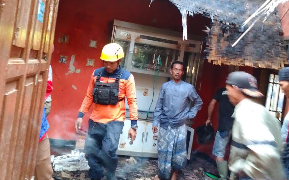 KEBAKARAN : Sejumlah petugas saat melakukan evakuasi di lokasi rumah terbakar di Kampung Awilega RT (01/08) Desa Ginanjar Kecamatan Ciambar Kabupaten Sukabumi, terbatas pada Senin (29/05/2023).(foto :P2BK Ciambar)
