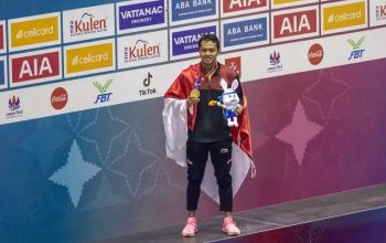 Perenang Indonesia I Gede Siman Sudartawa menunjukan medali seusai penyematan medali emas untuk nomor 50 meter gaya punggung putra saat SEA Games 2023 di Aquatics Center,