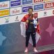 Perenang Indonesia I Gede Siman Sudartawa menunjukan medali seusai penyematan medali emas untuk nomor 50 meter gaya punggung putra saat SEA Games 2023 di Aquatics Center,