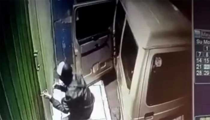 Maling di Cibeber Cianjur Terekam CCTV Bobol Rolling Door