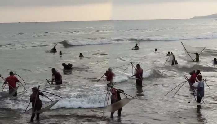 Penomena Musim Impun di Sukabumi, Masyarakat Palabuhanratu Serbu Muara Pantai