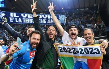 Suporter Napoli merayakan keberhasilan timnya menjuarai Liga Italia 2022/23 usai menahan imbang Udinese 1-1