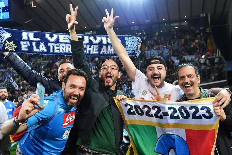 Suporter Napoli merayakan keberhasilan timnya menjuarai Liga Italia 2022/23 usai menahan imbang Udinese 1-1