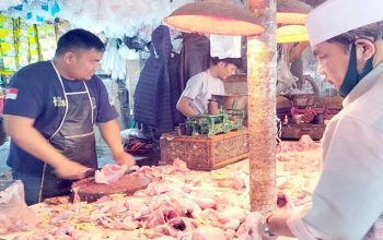 Pedagang ayam di pasar tradisional Kota Sukabumi